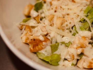 Leituga, noces, polo, parmesano e salsa césar