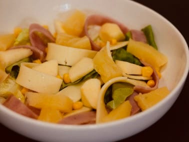 Leituga, piña, mazá, xamón, queixo e millo