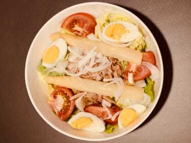Leituga, tomate, espárragos, atún e ovo cocido