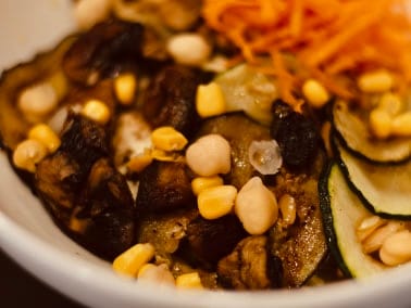 Pasta tricolora con millo, garbanzos e verduras