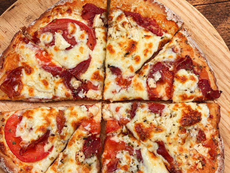 20. Queixo, xamón serrano, rulo de cabra e tomate natural