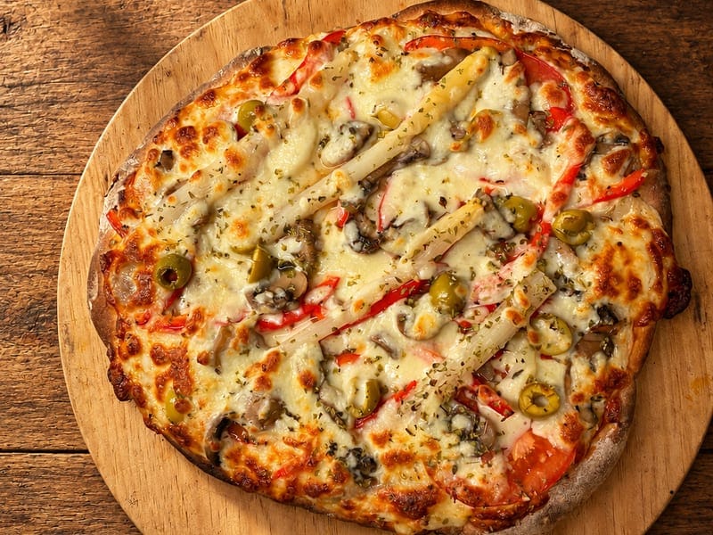 16. Vexetariana (queixo, tomate natural, cebola, pemento vermello, espárragos, cogumelos e aceitunas verdes)