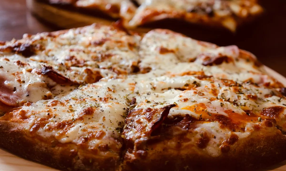 Pizza con tocino á prancha e 2 ovos fritos